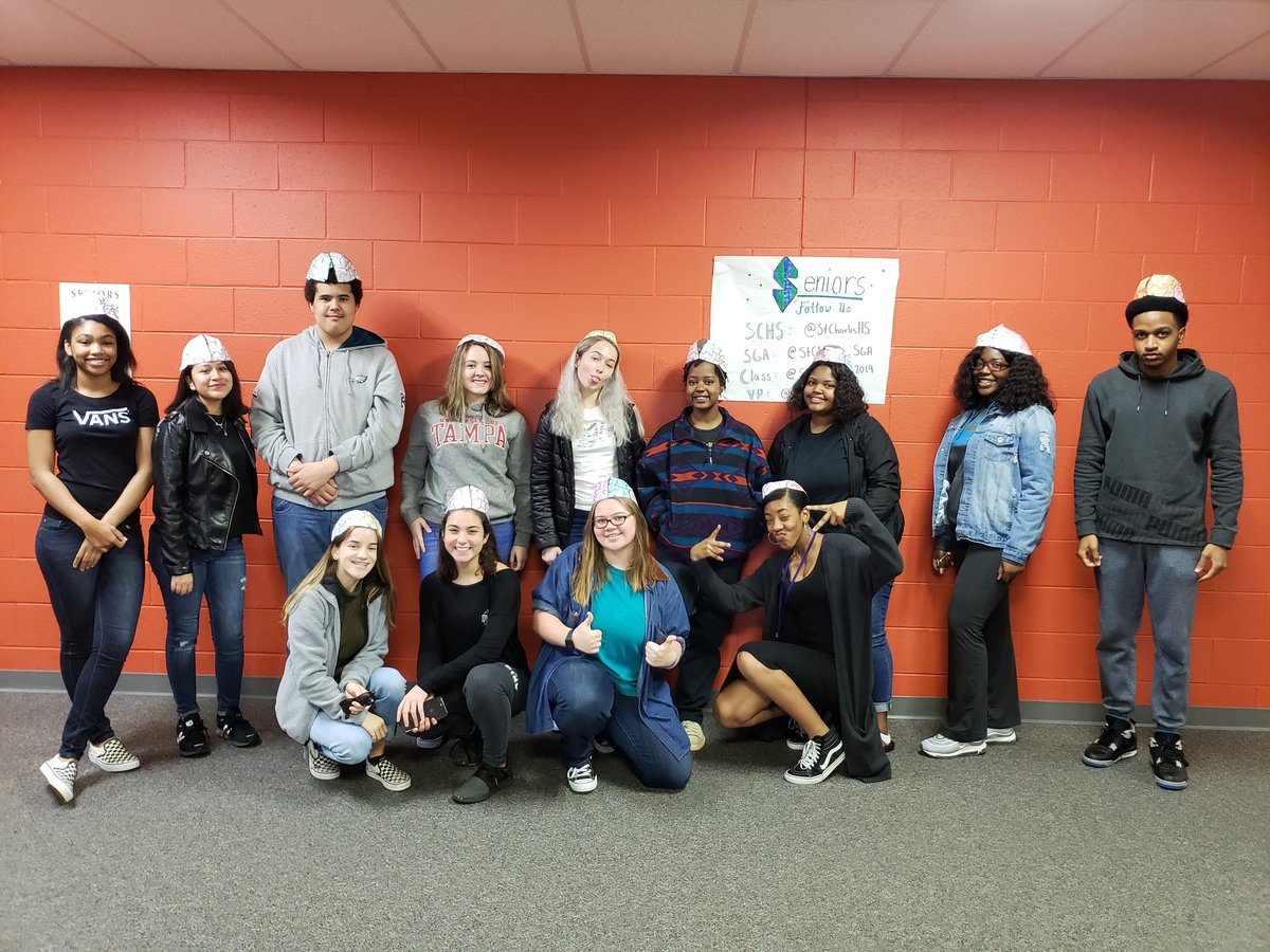 misscarpenter8's tweet photo. @StCharlesHS APPsyc modeling their AMAZING Brains! #apallday #usingyourbrain https://t.co/LKmC7S26ur