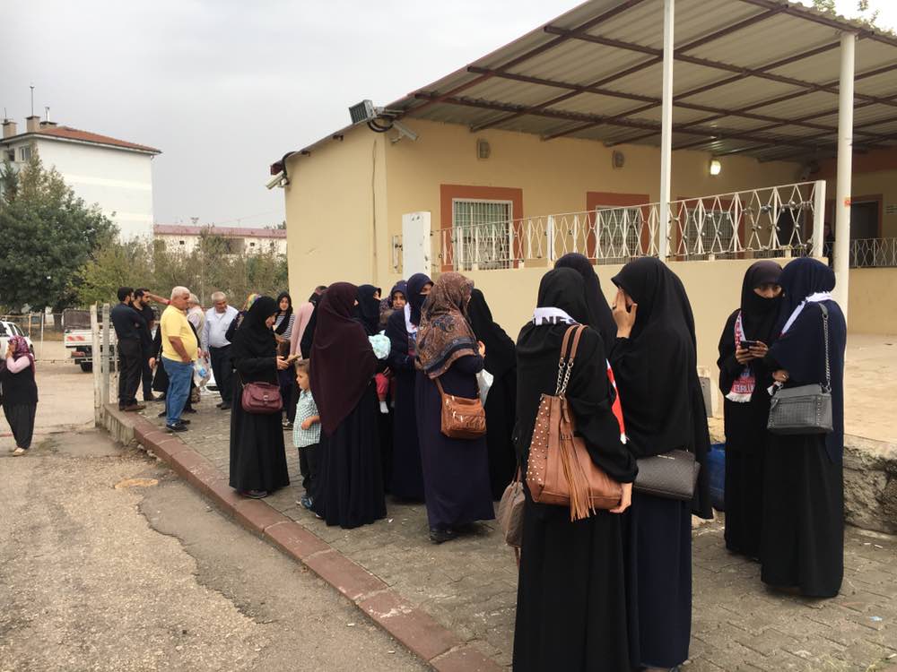 MedyaFurkan's tweet photo. 159 gün sonra Adana Kürkçüler Cezaevinden tahliye olan 3 Furkan Gönüllüsünü karşılamak için aileleri ve sevenleri Cezaevi önünde toplandılar...

FurkanGönüllülerineTahliye https://t.co/m0KhYMZJzd