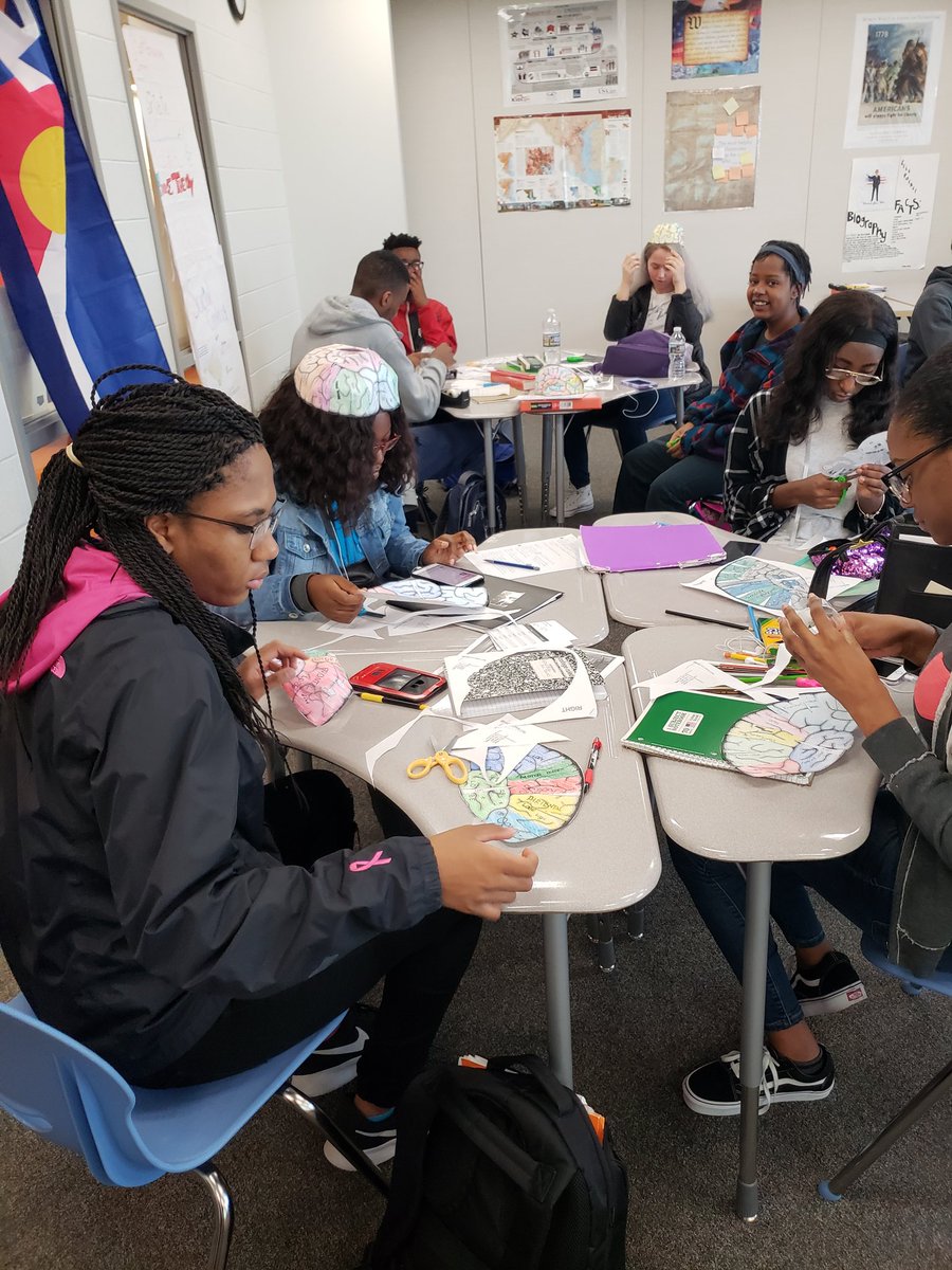 misscarpenter8's tweet photo. @StCharlesHS APPsyc modeling their AMAZING Brains! #apallday #usingyourbrain https://t.co/LKmC7S26ur