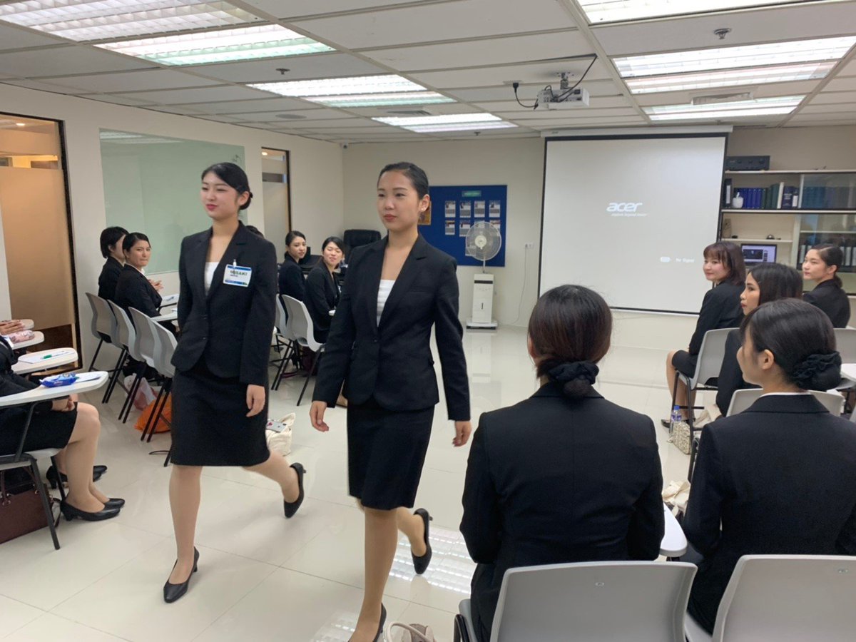 Girlschoir_ncfl's tweet photo. 【CAトレーニング研修①✨】
現在国際エアライン科はフィリピンへ海外研修に来ています。フィリピン航空、そしてICATSで機内サービス、緊急脱出、第一印象、ウォーキングなどのレッスンを受講。こんな貴重な経験ができるなんて、夢のようです✨✨✨ https://t.co/CtRgD737cF