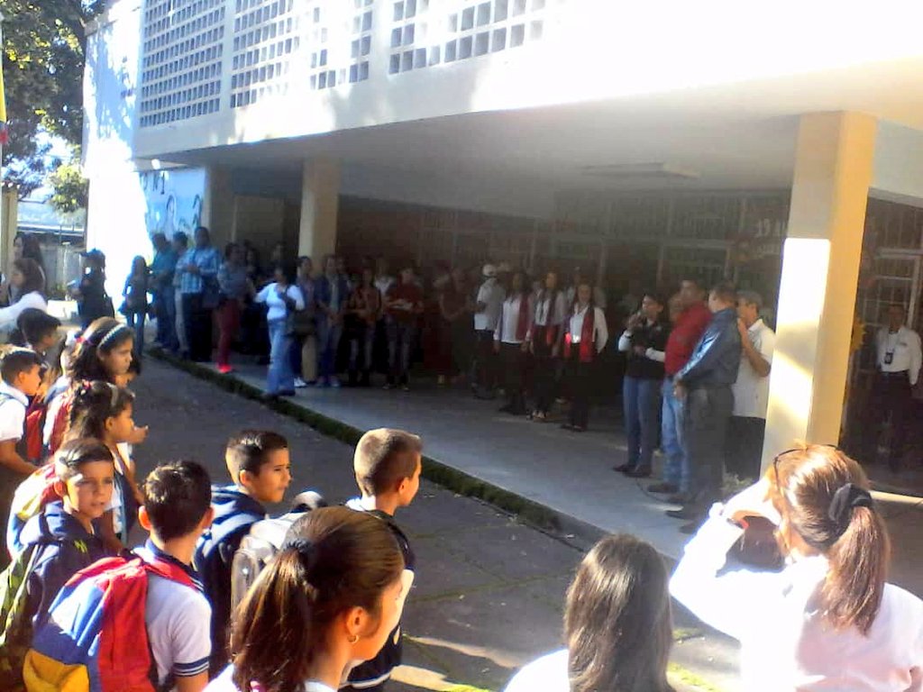 CDCETachira's tweet photo. #17Oct || El equipo de @ZonaEducTachira @Div_Ini_Pri_Esp @BolivarianasZET celebran XIX Aniversario del Nacimiento de las Escuelas Primarias Bolivarianas en la @MonsenorBriceno del municipio #Cárdenas 
@NicolasMaduro @MPPEDUCACION @psuvaristobulo @charlychaves @RadioEducativaV https://t.co/Wsmdskk5cA