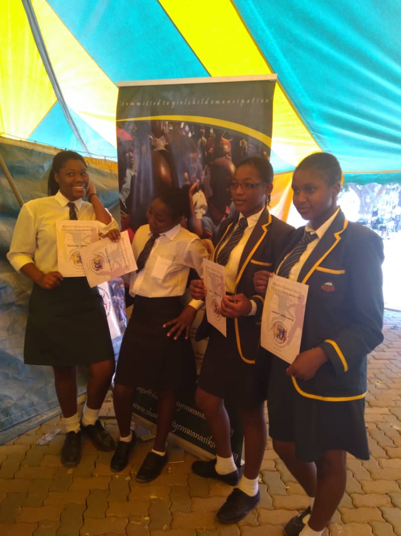 ShamwariyeMwana's tweet photo. "It is essential for every girl to know about menstrual hygiene and her rights," - Tafadzwa Mubariki. Girls at Zengeza 2 High School being trained by Shamwari Yemwanasikana girls empowerment officer on menstrual hygiene and sexual reproductive health rights. https://t.co/fijVPOyZPZ