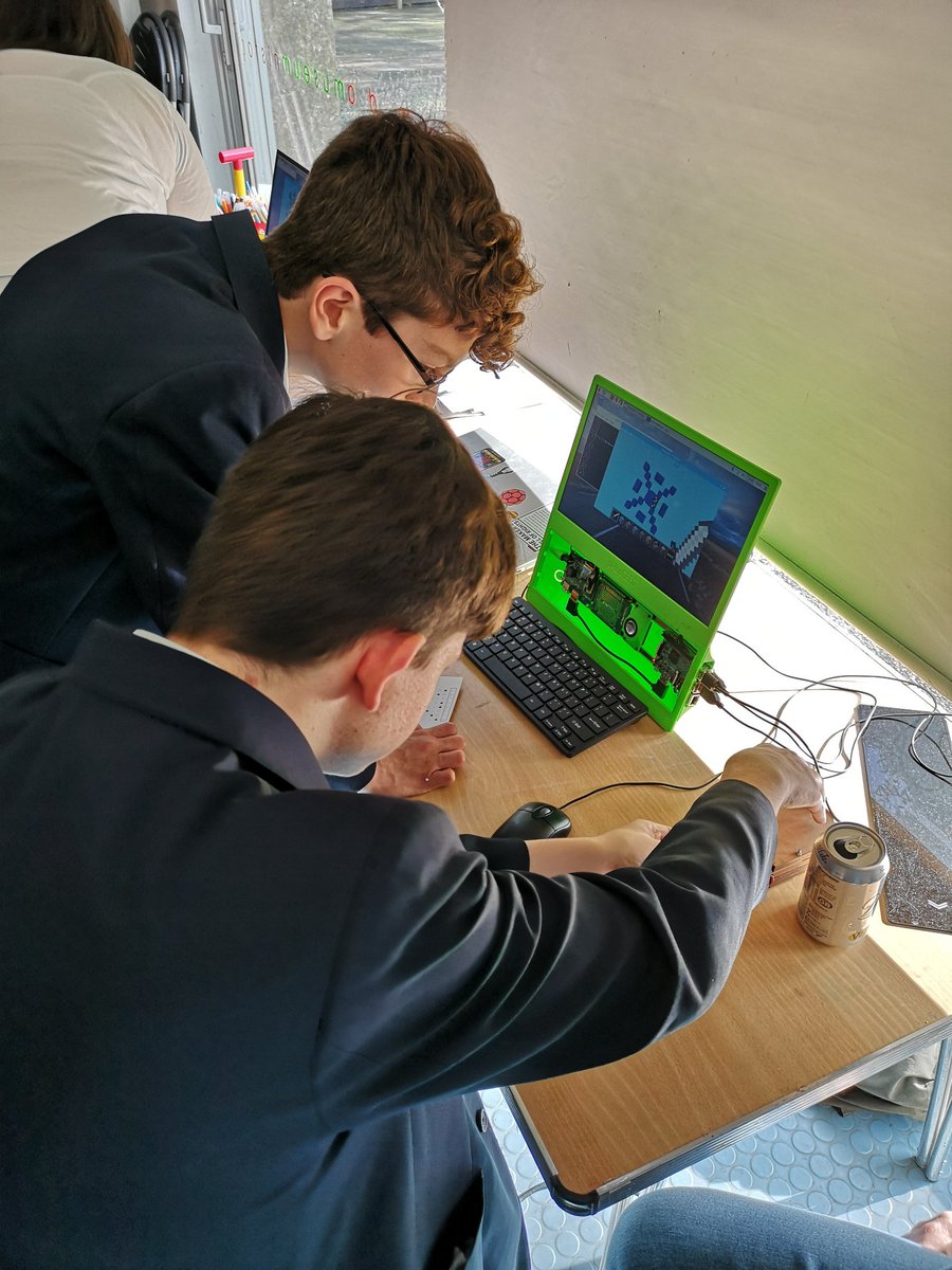 DandT_FP2's tweet image. Using @gemmamaylatham&apos;s pattern craft. Creating patterns in minecraft
#designlabnation @FinhamPark2 @The_Herbert