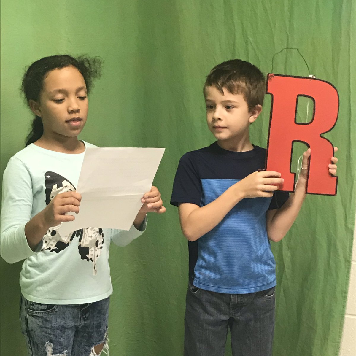 DaylaBrown_VTSS's tweet photo. Hung out with @SalemESVB students during morning announcements! Congratulations to @kelsie_barbour’s 5th grade class for receiving the Big Red R today from Ms. Thornton’s class for this month’s #respectchallenge 🙌🏽 #schoolculture #studentvoice #RamsCode @SalemShuffle @PBIS4VB https://t.co/uonqMQiKwA