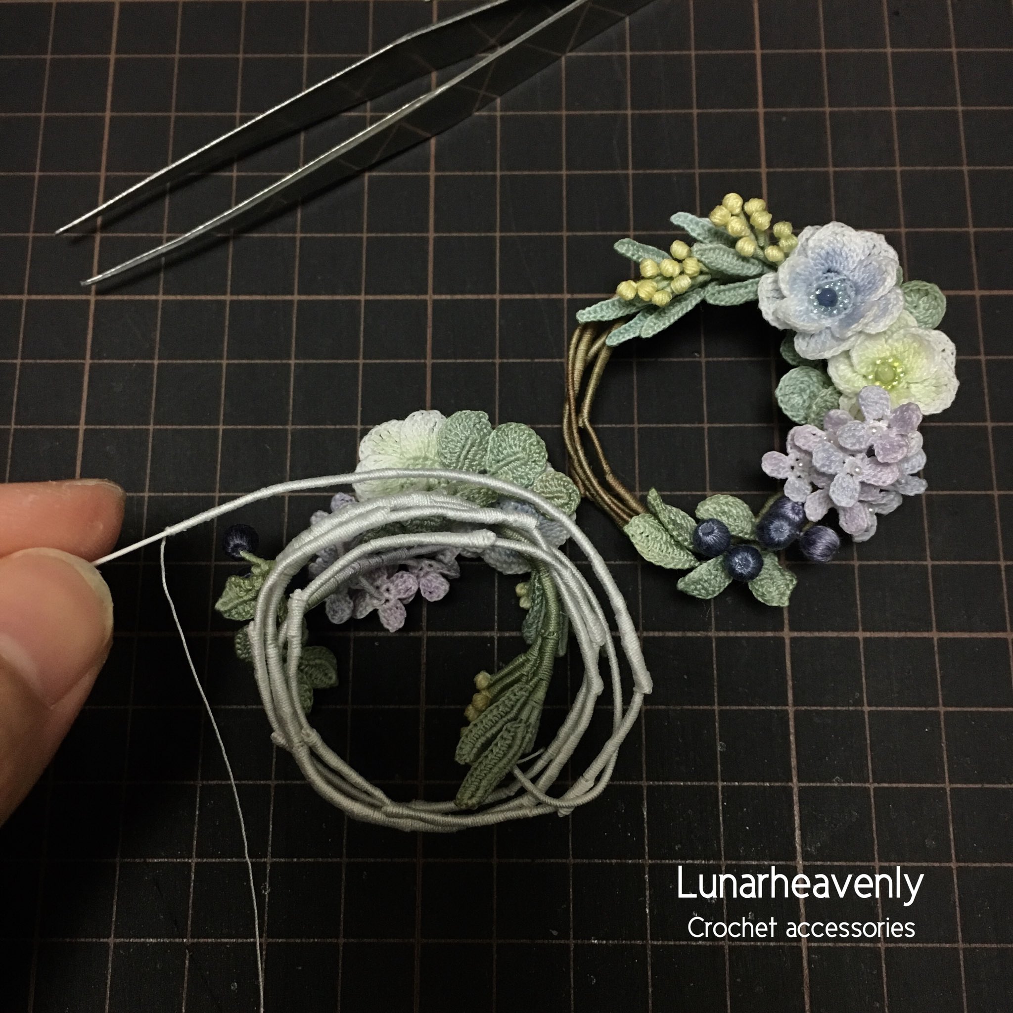 ルナヘヴンリィ レース編み作家 オーダー作品 10月お届け分より リースブローチ 花を束ねて さらにワイヤーに糸をひたすら巻いて 着色して枝を作ります もう少しスマートな作り方がありそうですが 出来上がりの枝感がとても気に入っている作品です