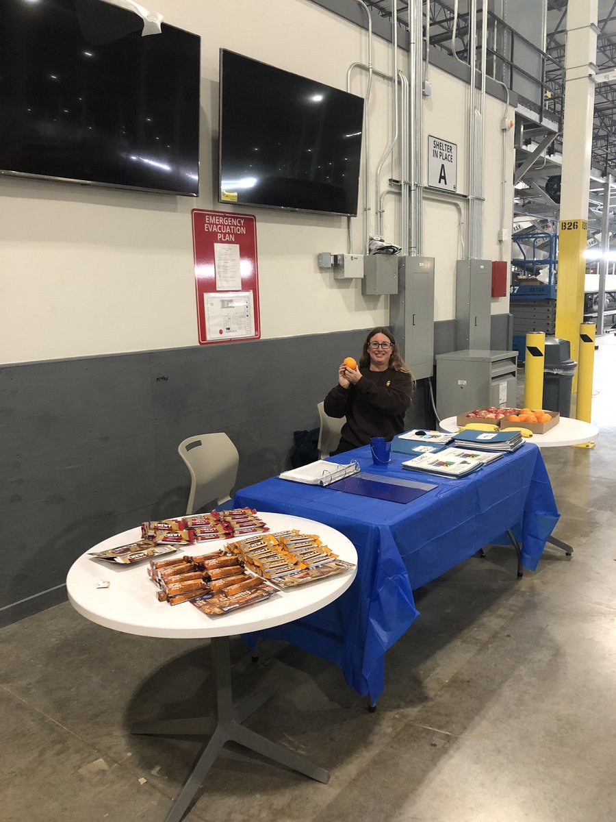 LonestarCHSP's tweet photo. Thanks Geri for our nutritional breakfast to celebrate another Wellness Wednesday!! #WellnessWednesday #Hawsome #HasletHawks @gmcgufUPS https://t.co/pksU7GlQPS