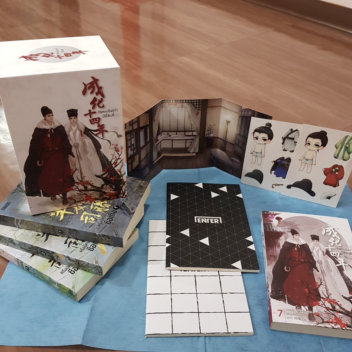 LeeLinli's tweet photo. Box งามมาก ดูแล้วชื่นใจ #รัชศกเฉิงฮว่าปีที่สิบสี่
เค้าจูงมือกันไปเข้าหอ ช่วยกันแต่งตัว 🥰😊
เล่ม7 กรุณาเตรียมกุงเกงให้น้องด้วย โดนถอดบ่อยมาก อิอิ https://t.co/DDoTaInTVx