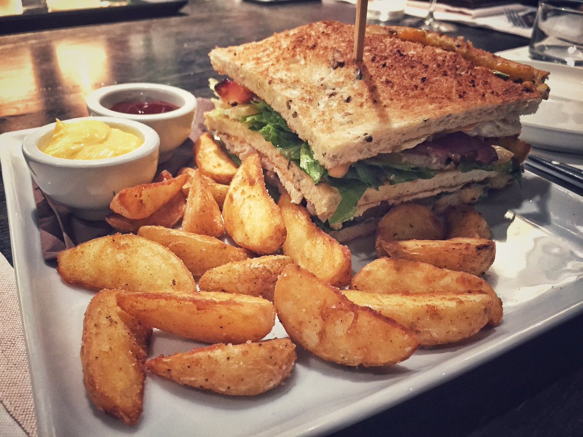 Il Club Sandwich del bar Roscioli 🥪

Pane del Forno Roscioli 🍞
Guanciale croccante 🥓 
Uovo 🍳 
Pomodoro 🍅 
Pollo grigliato 🐔 
Insalata 🥗 
Patata fritta 🥔 

Sapori intensi che lo rendono davvero speciale ❤️

#roscioli #bar #forno #club #sandwich #hungrybear #roma 🐻