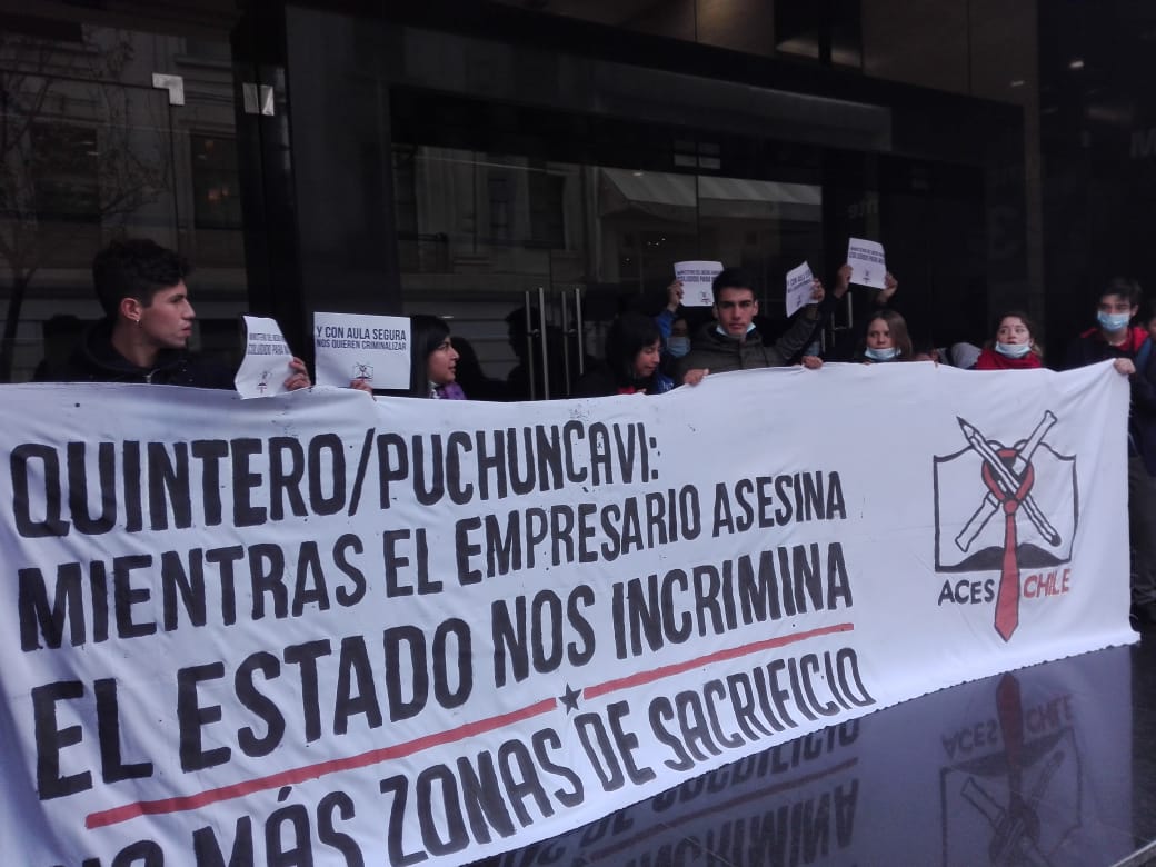 adnradiochile's tweet photo. Secundarios se encadenan a Ministerio de Medio Ambiente: exigen renuncia de Carolina Schmidt https://t.co/OOod2i2Tzv https://t.co/m8UE2KerDB