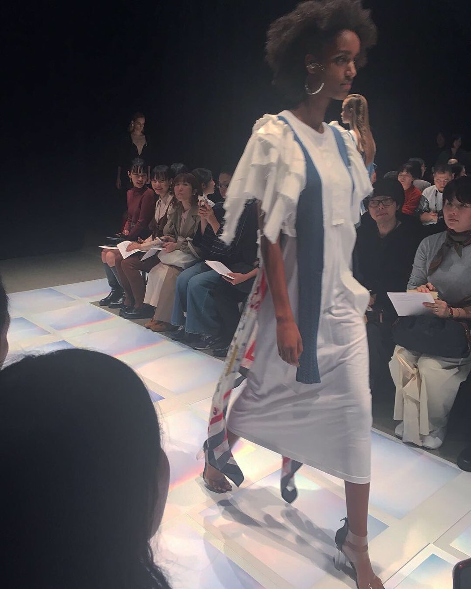chang_minori's tweet photo. 小高真理ちゃんの「malamute」の2019春夏コレクション、ブランド初のショーを見に行った。展示会でつけたやつもスタイリングでさらに好印象抱いたり動く様子でフォルムの可能性を考えたり。やっぱり服は着て、動いて、なんぼやわ。#AmazonFTW #ATTOKYO #amazonfashionjp https://t.co/LQbuwGo9Wl