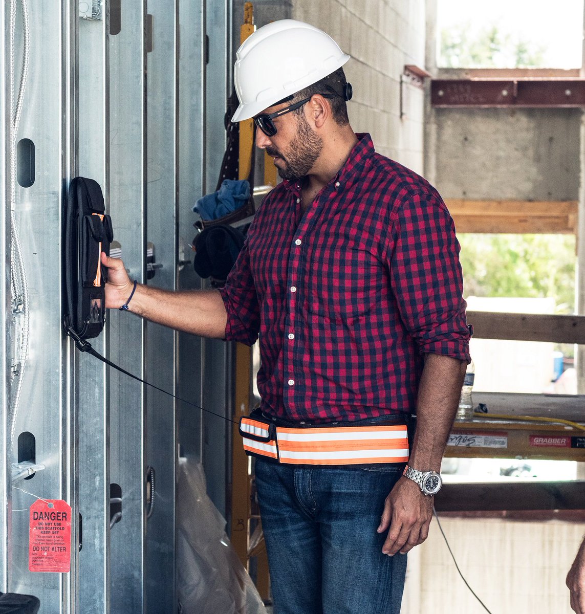 ibackflip's tweet photo. We're positive (😉) you'll find some use for The FOREMAN's interior magnetic components that allow you to secure it high or low while on a job site. Need to go hands-free with your tablet? Just slap that baby on a beam and get back to work 🛠 #magnetpuns #itswednesday https://t.co/OcGztTXQ6G