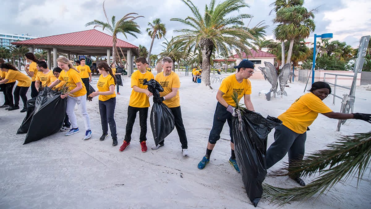 volunteer-ministers-clearwater-beach-cleanup-_RC15