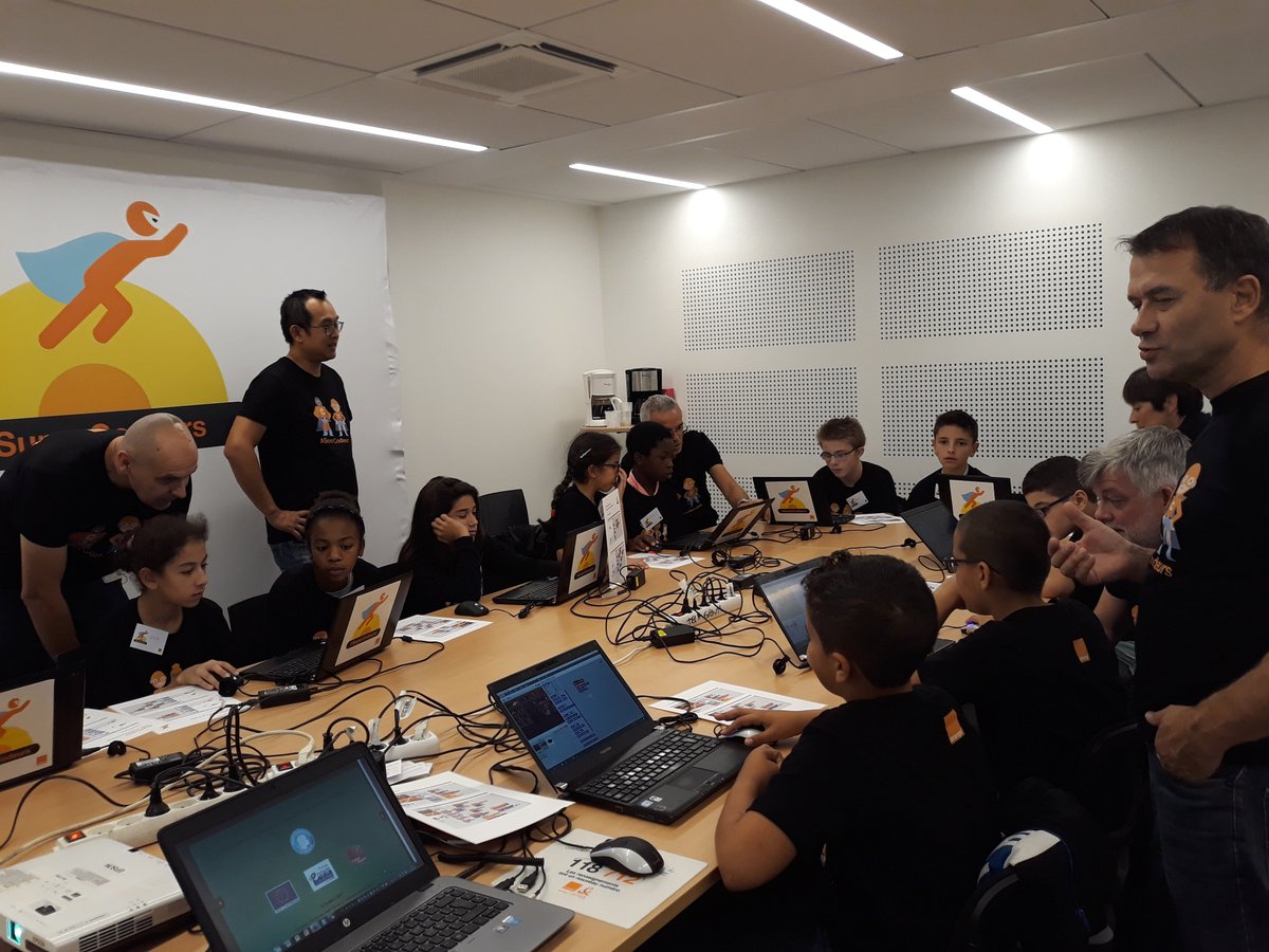 Paris_Habitat's tweet image. #ParisHabitat accompagne ses locataires en proposant à leurs enfants de 9 à 14 ans des ateliers gratuits d'initiation au #CodeInformatique 💻 & à la #robotique 🤖dans ses locaux à #Paris15
Merci à notre partenaire @Orange_France et à ses #SuperCoachs 👍
#SuperCodeurs #CodeWeek
