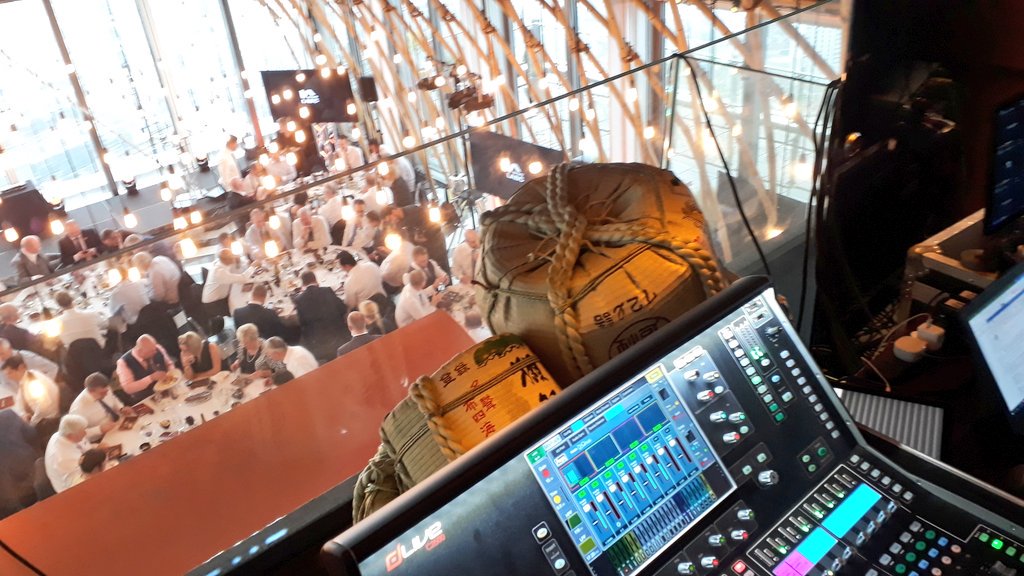 ClarkeyCam's tweet photo. Todays @labcuk #TheBricks awards on the 38th floor of @HeronTowerEC2 @SUSHISAMBA #InTheClouds with @PenguinsEvents https://t.co/XS4KWqFizU