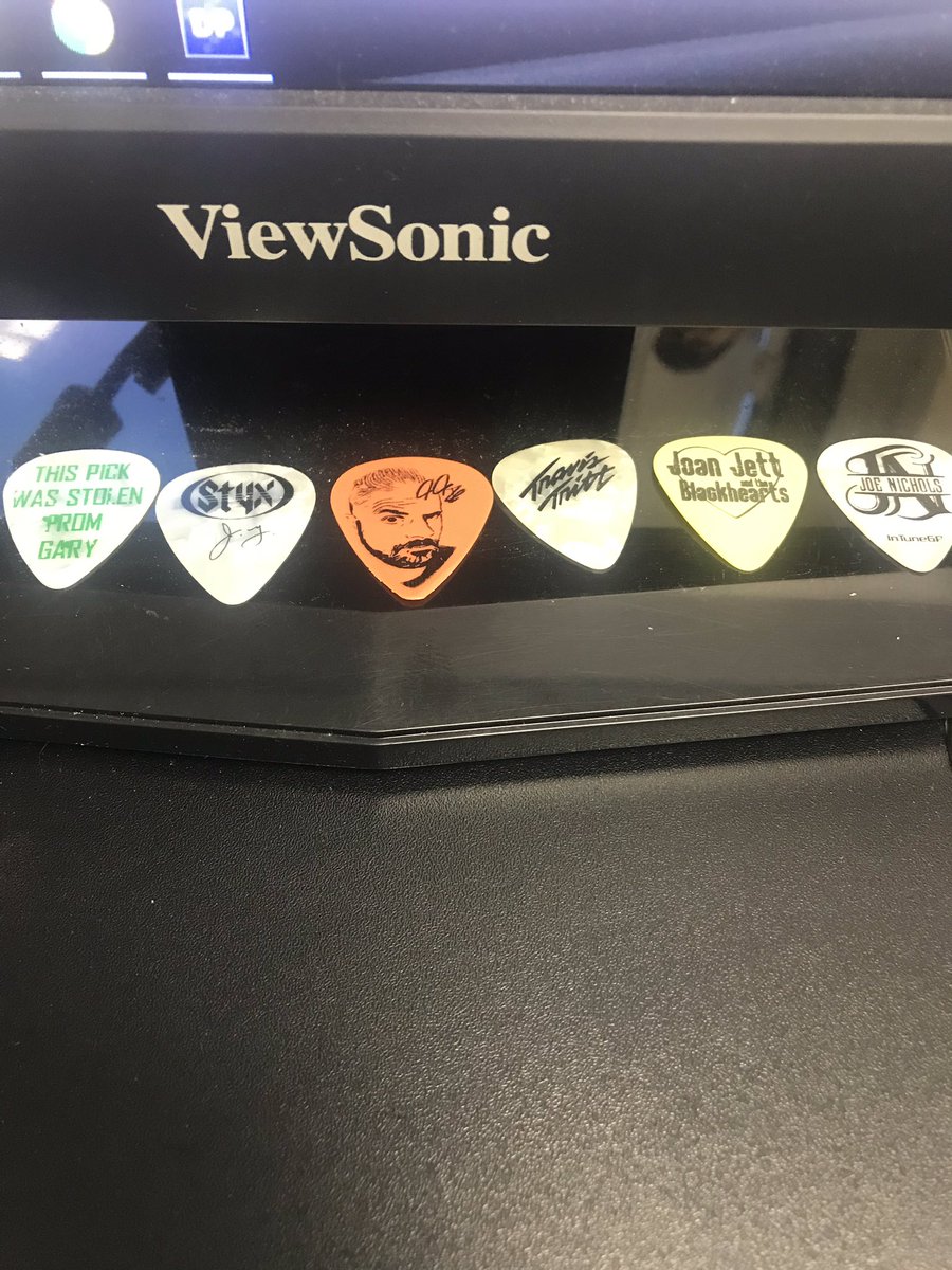 kopsahl's tweet photo. Got to add this awesome guitar pick from @SLAMABAMABAND to my collection! #ParaCon2018 thanks Jay! https://t.co/O4rKZmCGKY