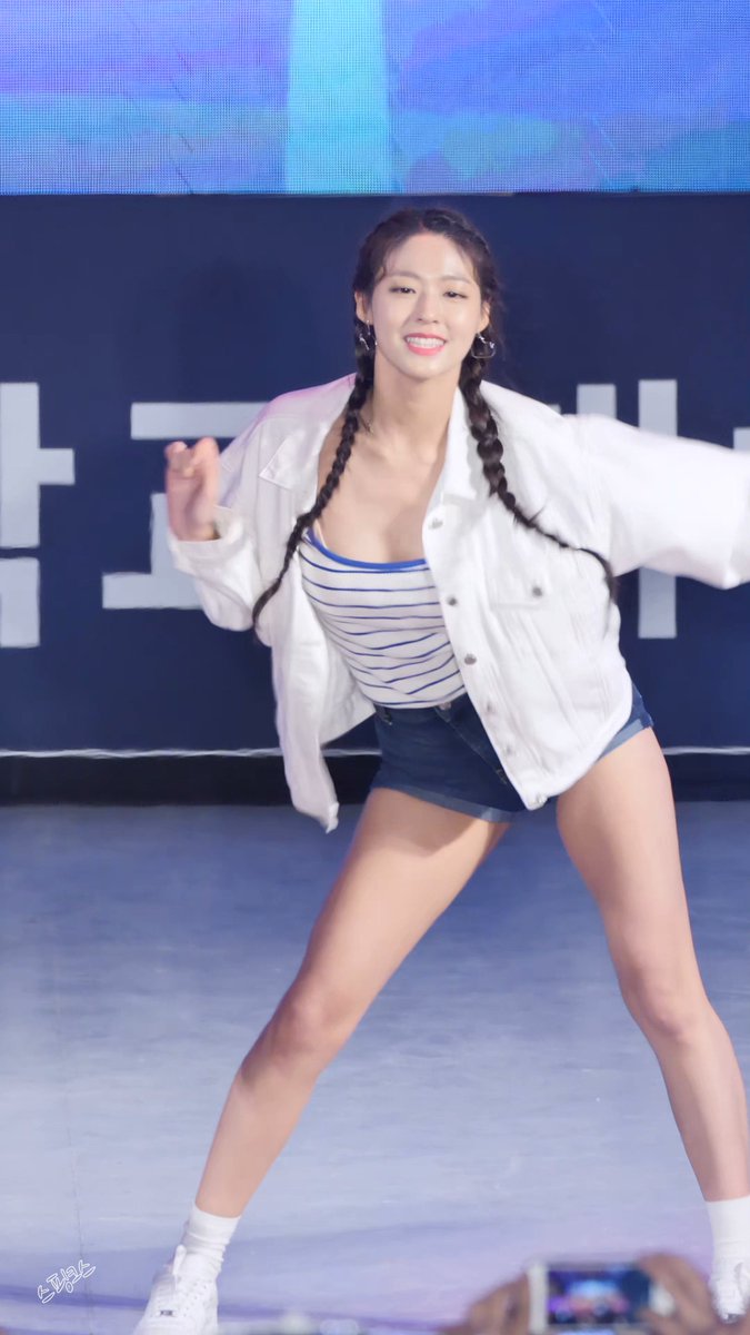 ____SPHiNX____'s tweet photo. 181017 #AOA #에이오에이 #설현 #SEOLHYUN #Bingle_Bangle #빙글뱅글 #직캠 #FANCAM #경상대축제 https://t.co/pMfBRxU6ck
NAVER TV https://t.co/QP9kZgSiM3 https://t.co/wt9yW6ynzB