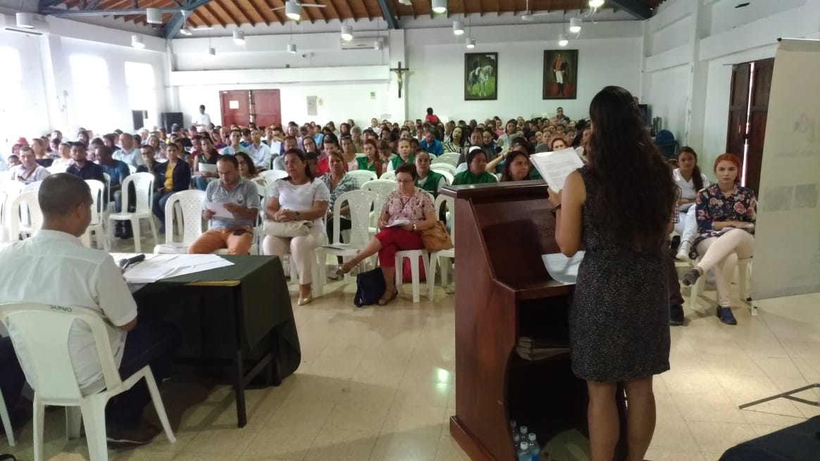 emisoraudea's tweet photo. Las #ciberadicciones, tema  del VI Simposio de infancia y adolescencia que se desarrolló en @AlcaldiaStaFe. El evento contó con la participación de investigadores de la seccional occidente @UdeA_Regiones y expertas de @OngAsperla y @EnTICconfio. CC @tierradecapote https://t.co/AO44qPMItV