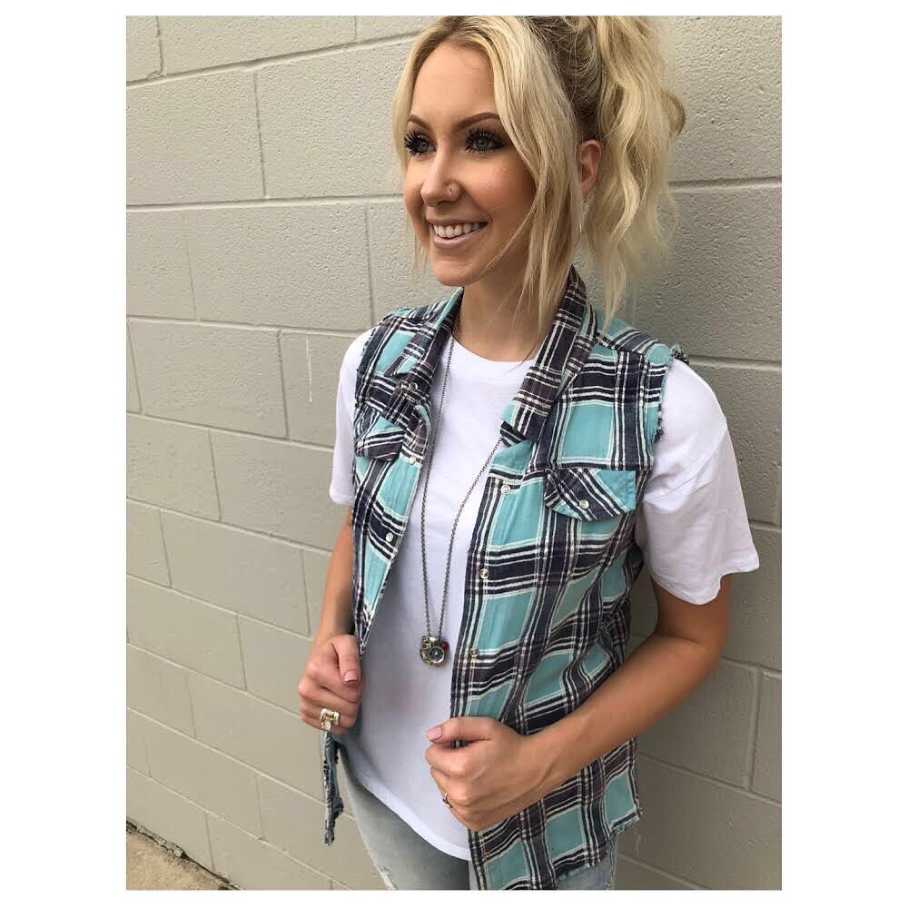 HingeWaco's tweet photo. Autumn has us feeling Pretty in Plaid. 

White Shirt: ZSupply 
Flannel: White Crow 
Jeans: Kut from the Kloth 
.
#autumn #autumnfashion #plaid #plaidshirt #plaidurday 
.
#ootd #style #instastyle #styleinspo #botique #living 
.
#smallbusiness #hingewaco #wacoliving #waco https://t.co/rVRi9X1X1K