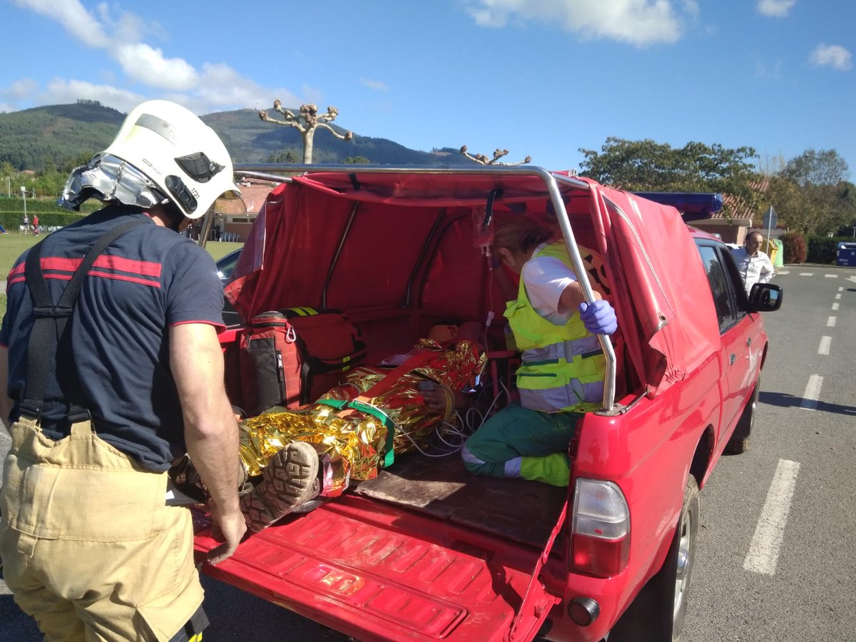 angelmarinta's tweet photo. Traslado del paciente en acc.forestal de @BomberosBizkaia junto a equipo sanitario de @osakidetzaEJGV Tango 0 hasta el #helicoptero en #Maruri #jatabe.
La colaboración entre agencias de #Emergencias es la clave.
#HEMS #emergentziak #Osakidetza #EMS #Bomberos https://t.co/TWUjZg1uUS