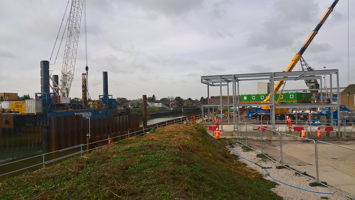 BostonBarrierEA's tweet image. The new Barrier control building now taking shape, wel lthe superstructure, on the left bank with the steel frame being installed as we speak and piling on the right bank downstream of the #BostonBarrier now beyond our compound #TeamEA