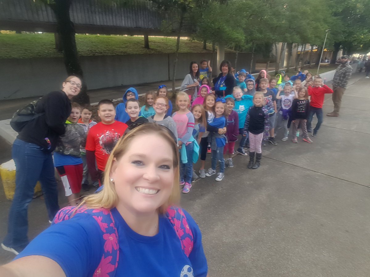 Wildcat_fan02's tweet photo. Second grade field trip to see Pete the Cat!! https://t.co/C1YEbQ12ih