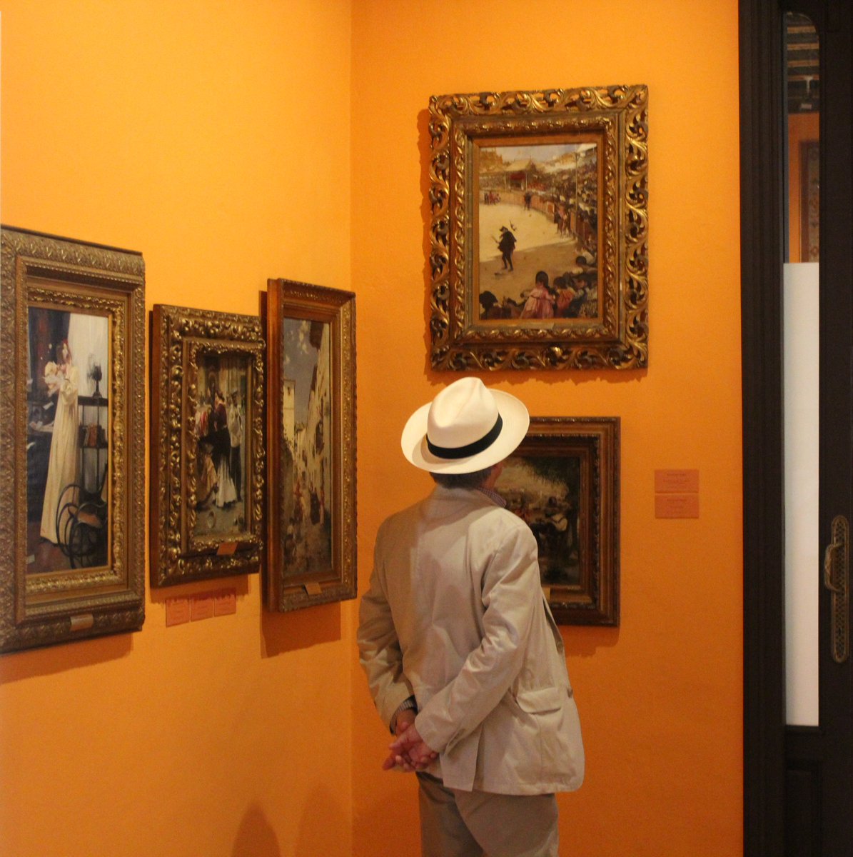 Mirar un cuadro  de la #coleccionbellver en la  #casafabiola #pintura  #arte #bellver #museobellver <a href="/museoBellver/">Museo Bellver</a>