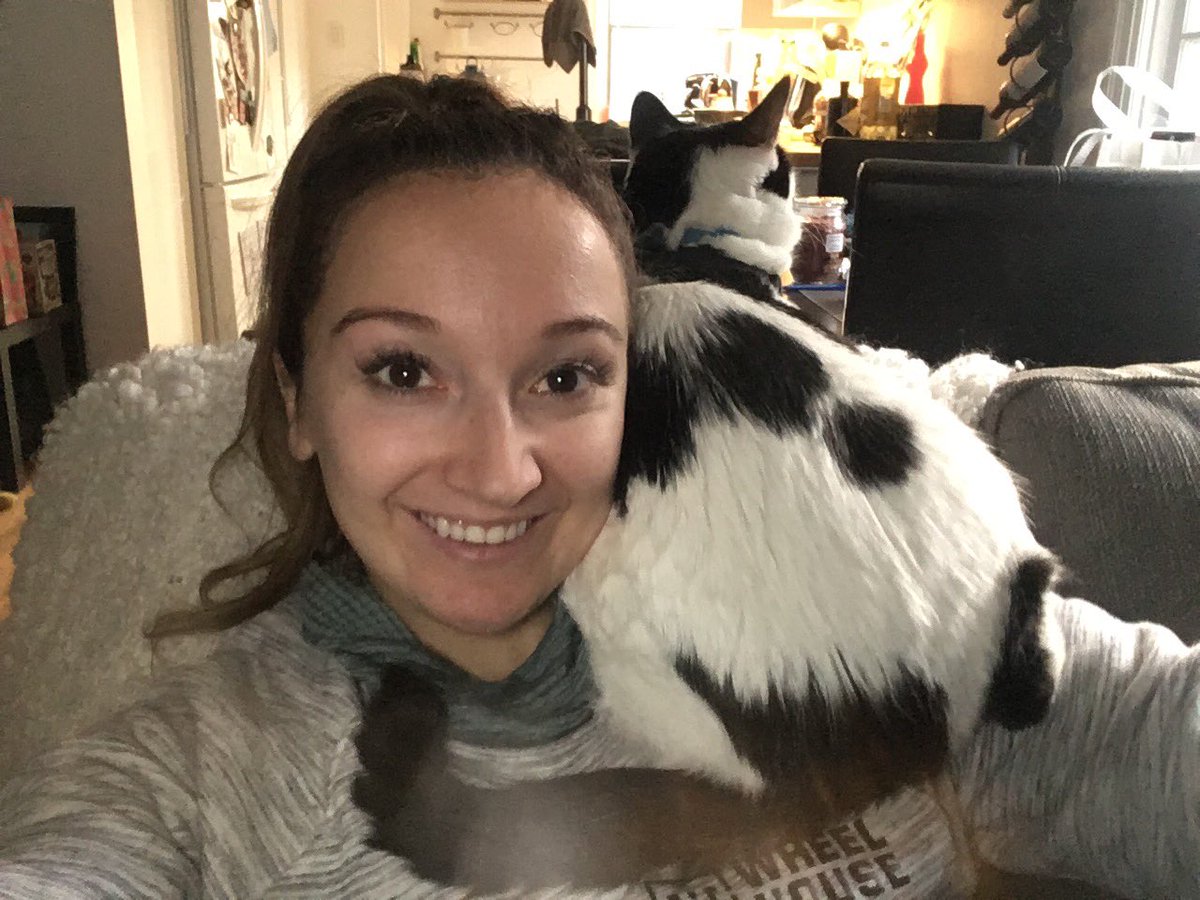 torygillis's tweet photo. How Iโm listening to the morning edition @SLangeneggerCBC #stuck #pleasesendsnacks https://t.co/mb7c7lIJbS