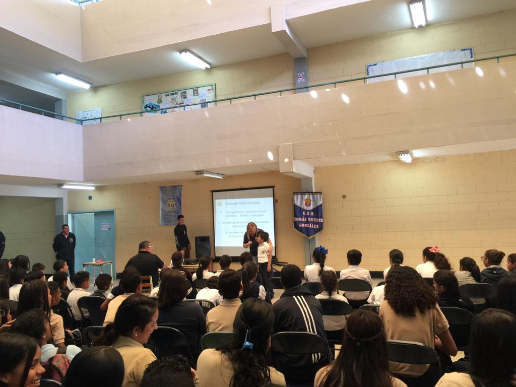 SUB DELEGACIÓN CARICUAO

Funcionarios del #CICPC adscritos a dicho Despacho, llevarón a cabo conservatorio "No te enredes con las redes" dirigido a los niños y adolescentes pertenecientes al colegio U.E.N "Tomas Vicente Gonzalez". Ubicado en la UD2, parroquia Caricuao.