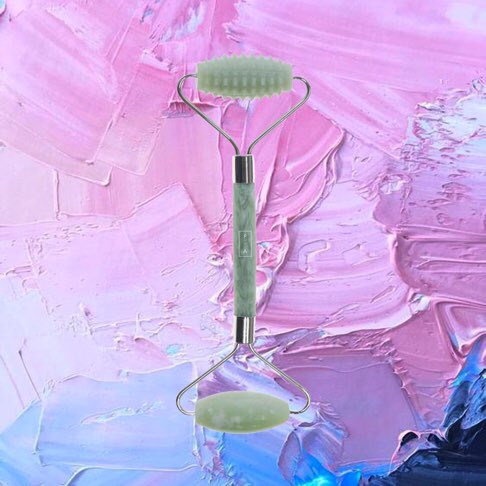 Wondering what #beauty tools are worth it? ✨ TODAY on <a href="/EditSevenMag/">Edit Seven</a>, #ContributingEditor @alxdonaldson is sharing 5 that you need to know about! 🙌 Head to editseven.ca/what-you-need-… for more!