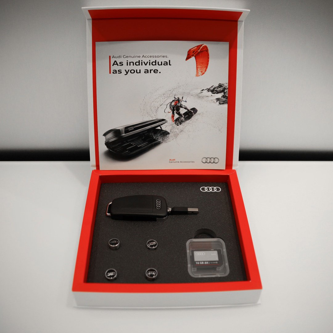 Audi Zentrum Siegen - Jetzt unser Audi Original Zubehör entdecken - wie die  Audi Geschenk Box❗ Diese beinhaltet: ▪️ Audi USB memory key (8GB) - USB  Stick ▪️ SD-Karte 16GB ▪️ Ventilkappen-Set
