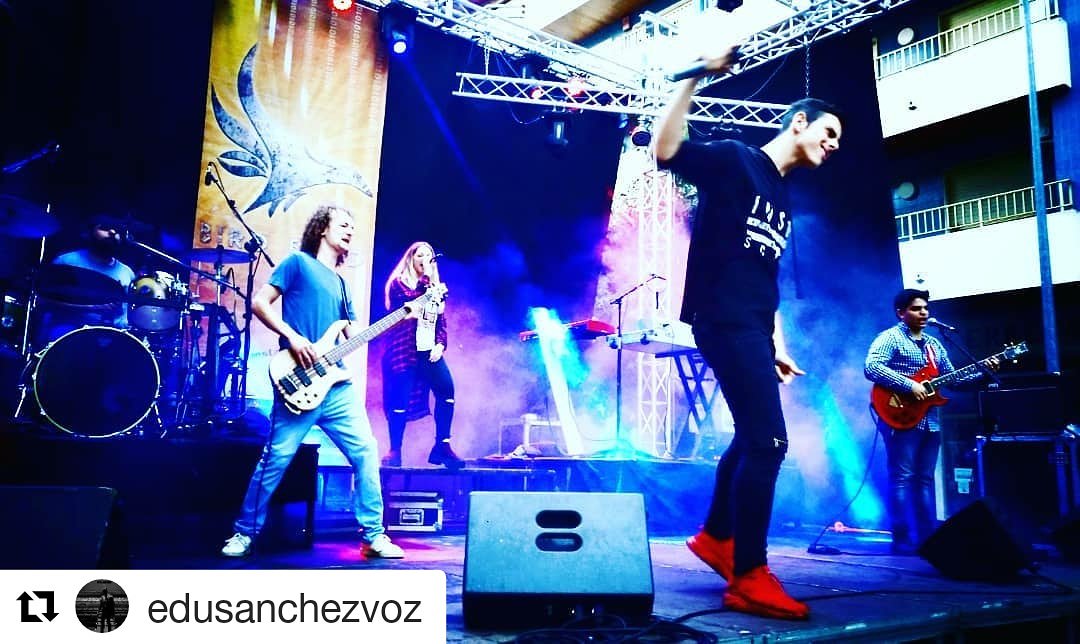 #Repost @edusanchezvoz (<a href="/get_repost/">Repost</a>)
・・・
No es la mejor foto, pero con esta me despido de esta pedazo de gira de #BirdBand 
Señorxs, ha sido un placer.