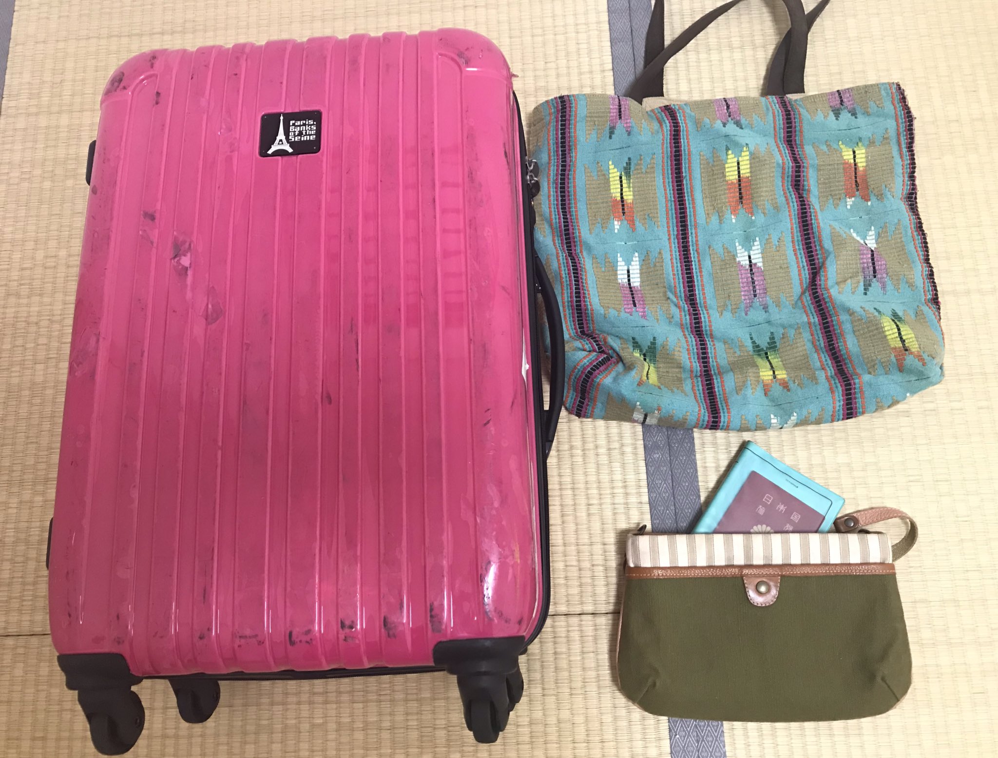 はち ヅカ東離 台湾旅行荷造り例 あくまで私の場合 2泊 何泊でもこの荷物で行きます 約60ℓのスーツケース 3 5泊用 財布やパスポート等の貴重品を入れるサコッシュ的なバッグ 機内に持ち込むバッグ 中に上着 化粧品 傘 ガイド本 飴などすぐに