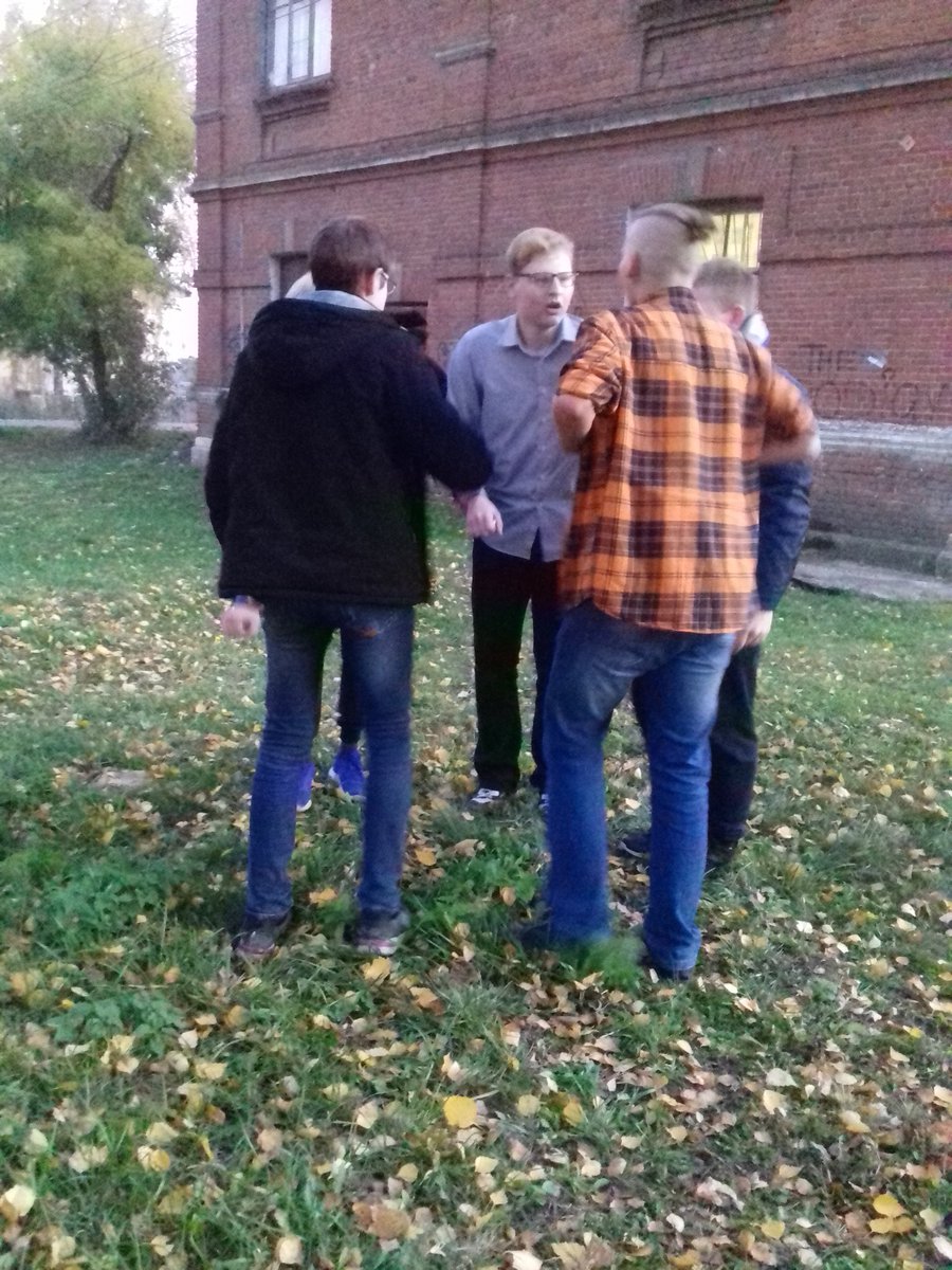 Venevmolodezh1's tweet photo. ВО "Лучик доброты".Тренинг на сплочение команды.Продолжаем работу на стендом "Дерево наших сердец". https://t.co/swS0xJkslo