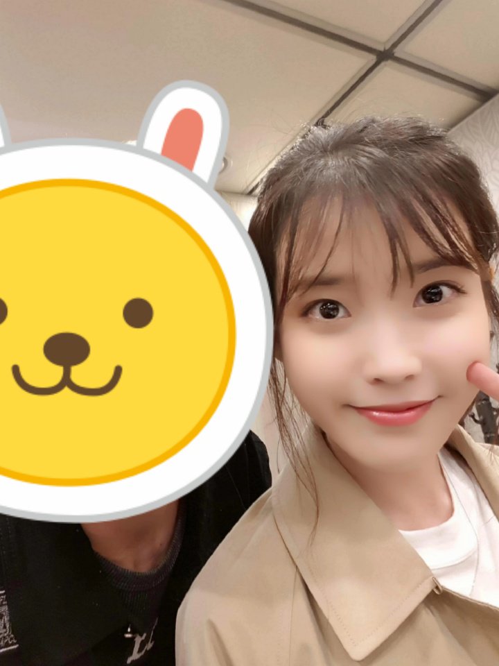 lily930516iu's tweet photo. 아이유랑같이셀카2장
https://t.co/ggqEbTD2jo https://t.co/UWaGz851Pj