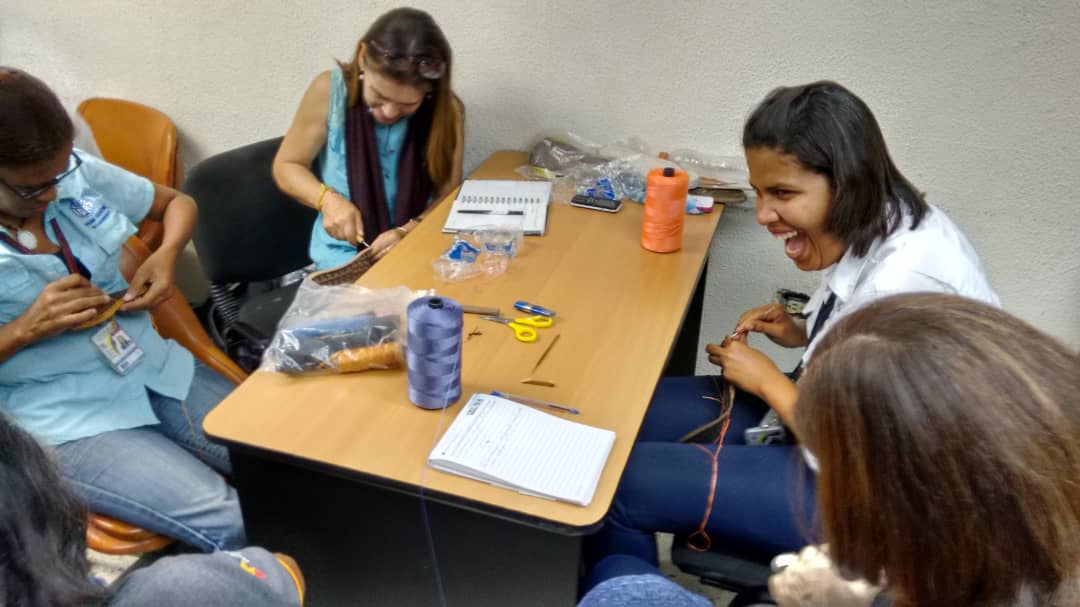 ipasmeguatire16's tweet photo. #16Oct #FelizMiércoles En La Umo-Guatire seguimos impulsando los saberes, hoy elaboración de calzado en tejido con el apoyo interinstitucional de Biblioteca Don Luis y Misia Virginia! https://t.co/UMqLBIgzyu