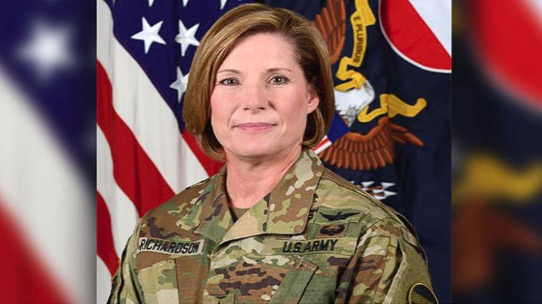 Cnn Auf Twitter For The First Time A Woman Is Leading The Largest Command In The Us Army T Co zngzwobw