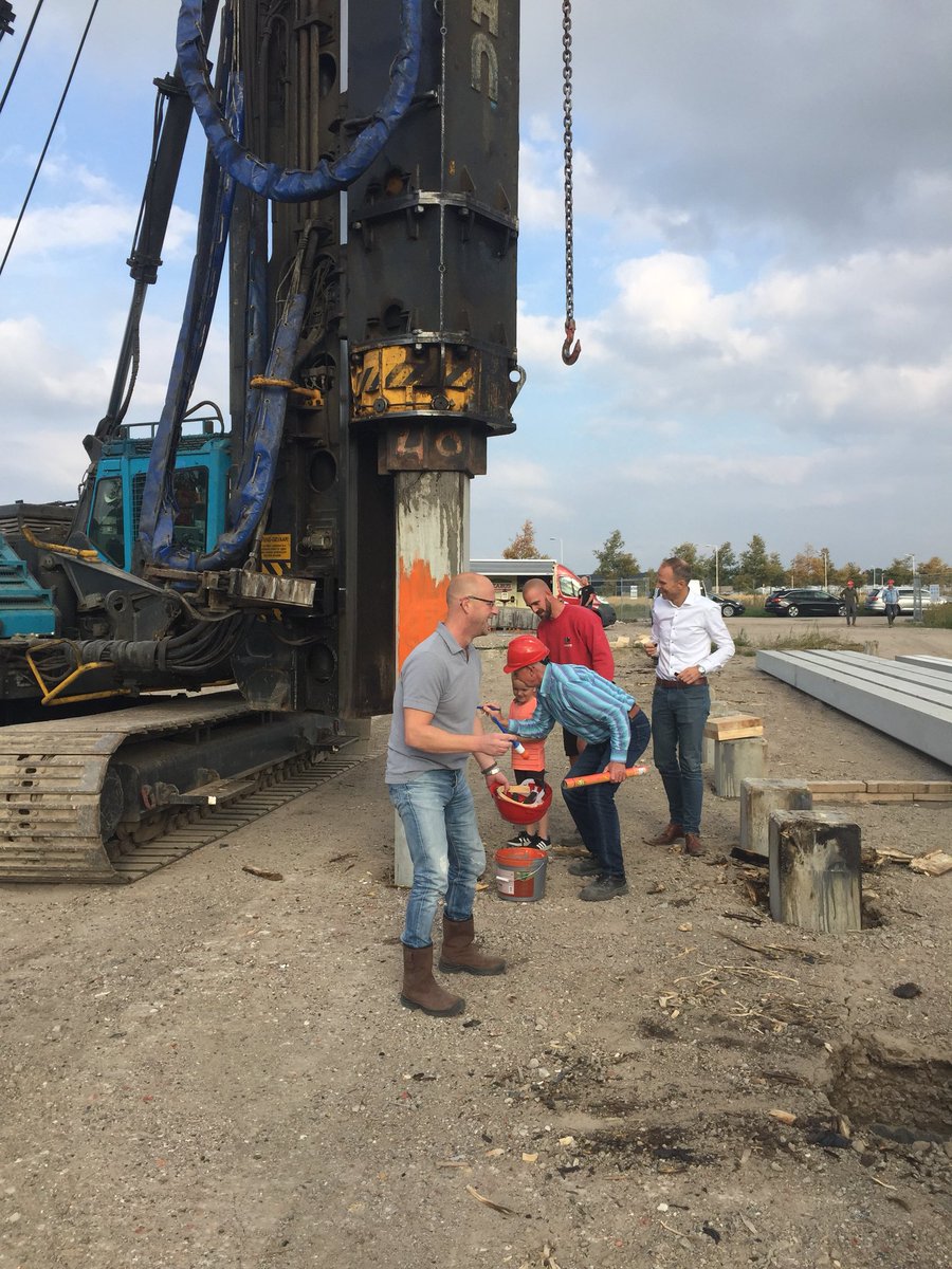 goedonderbouwd's tweet photo. Feestelijke paal geslagen voor ons nieuwbouw kantoor. Paal voorzien van datum en een kleurtje door het personeel. https://t.co/Qv9xJJjK4Q