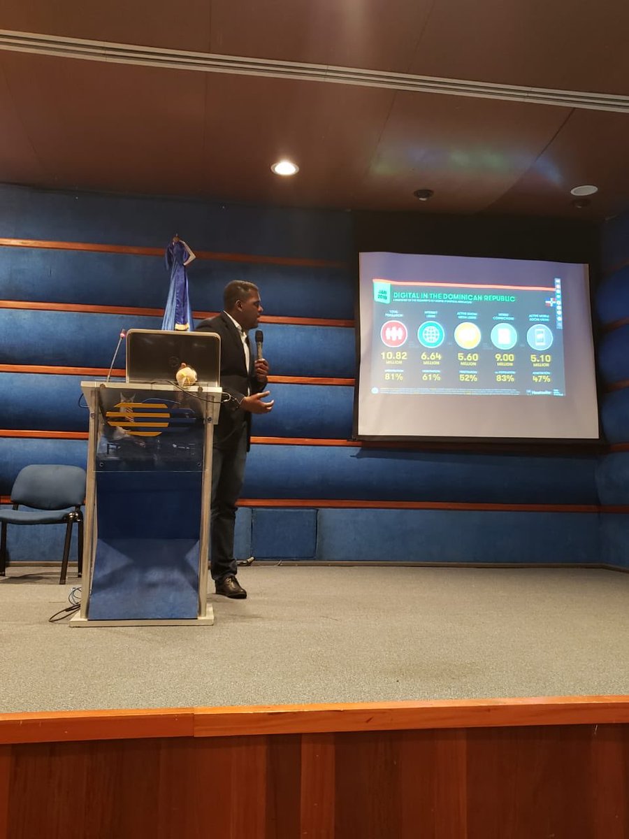 OPDFUNGLODE's tweet photo. [DESARROLLO] Héctor Nicolás Suero del equipo del #OPDFunglode e @Interlat se refiere a “cómo los dominicanos están utilizando las redes sociales en 2018”. Estamos en el auditorio de @funglode. @hootsuite 📲✅🙌🏻

#PanelRedesFunglode #RedesSociales #ComunicaciónDigital https://t.co/iTA33R8Ok2