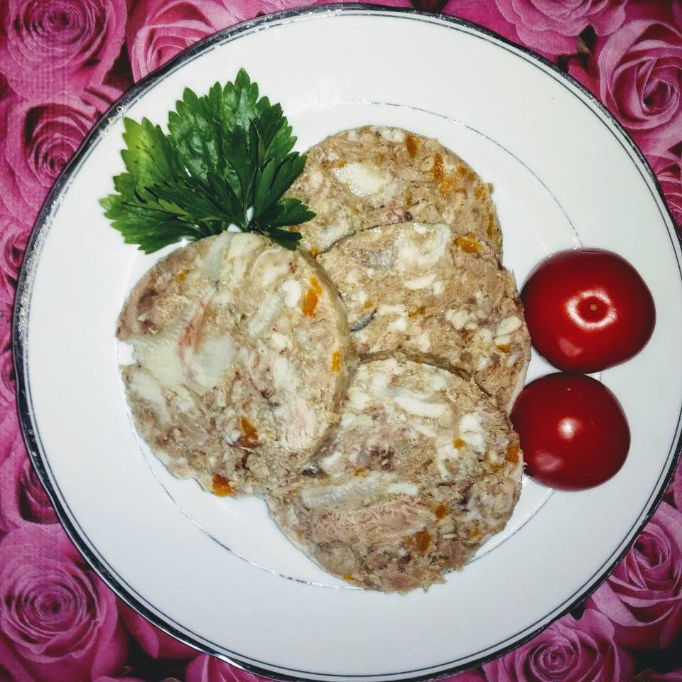 Сальтисон из свиной головы.
Прекрасная мясная #закуска к праздничному столу и в повседневной жизни. Посмотреть пошаговый #рецепт приготовления можно у нас на #сайте : posmakuem.ru