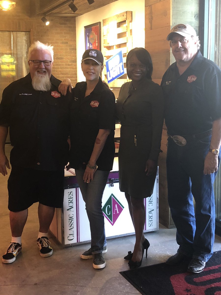 DrBBQs's tweet photo. Welp, looks like weβve got ourselves a restaurant! Thanks to Deputy Mayor @StPeteTomalin of @StPeteFL for coming out to help us bring it home! https://t.co/bQCAkM84QZ