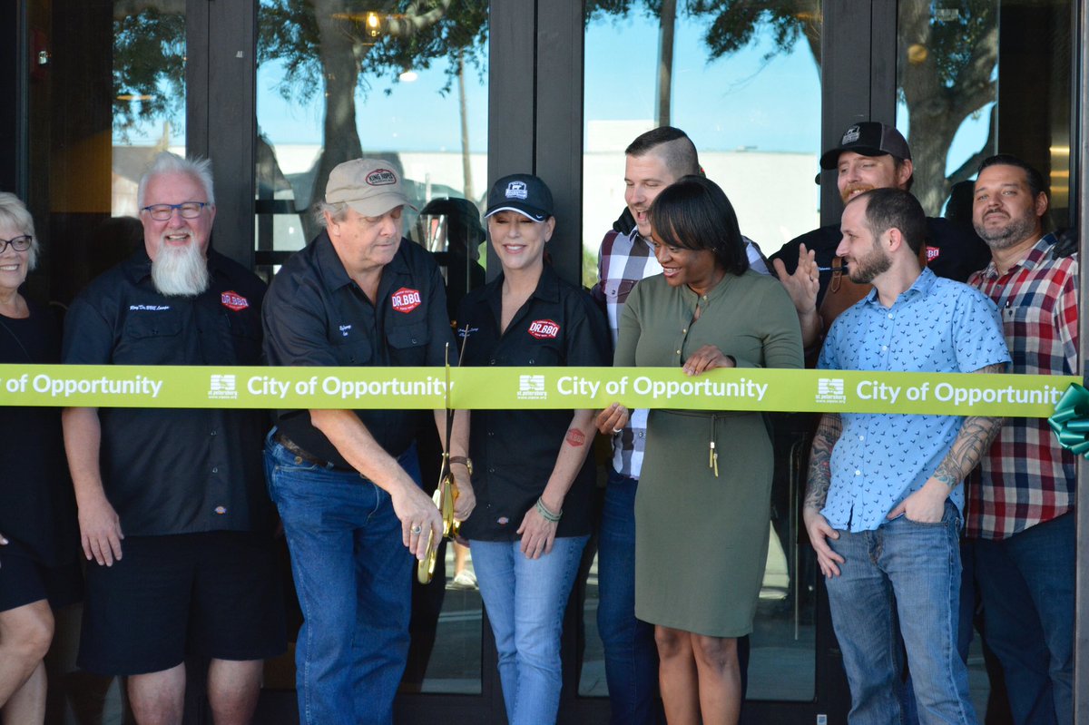 DrBBQs's tweet photo. Welp, looks like weβve got ourselves a restaurant! Thanks to Deputy Mayor @StPeteTomalin of @StPeteFL for coming out to help us bring it home! https://t.co/bQCAkM84QZ