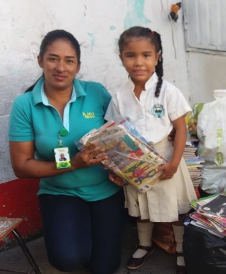 Hoy con Responsabilidad Social, llevamos una campaña de "Cuadernaton", en el Colegio Liceo Galois. <a href="/TutoUhiaAlcalde/">Augusto Ramirez Uhia</a> <a href="/CristianMartelo/">Cristian Martelo</a>