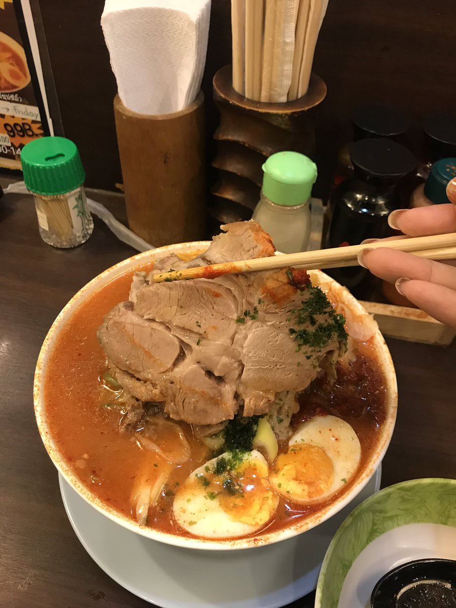 Jnn_93's tweet photo. เด็กอ้วนชวนไปกิน Grand Ramen Umai bts พร้อมพงษ์ ราเมงชามใหญ่ในราคา 200 บาท หมูตามในภาพ 5 ชิ้น รสชาติธรรมดาๆ แต่ปริมาณนี่จุกกกกกกก ร้องขอชีวิต อิ่มม @aroii #อร่อยไปแดก #อร่อยบอกต่อ #ราเมง #อร่อยนะรู้ยัง https://t.co/k9ZuYeuiUU