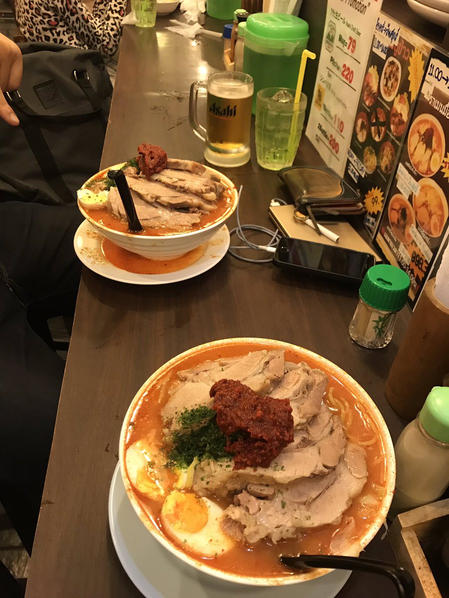 Jnn_93's tweet photo. เด็กอ้วนชวนไปกิน Grand Ramen Umai bts พร้อมพงษ์ ราเมงชามใหญ่ในราคา 200 บาท หมูตามในภาพ 5 ชิ้น รสชาติธรรมดาๆ แต่ปริมาณนี่จุกกกกกกก ร้องขอชีวิต อิ่มม @aroii #อร่อยไปแดก #อร่อยบอกต่อ #ราเมง #อร่อยนะรู้ยัง https://t.co/k9ZuYeuiUU