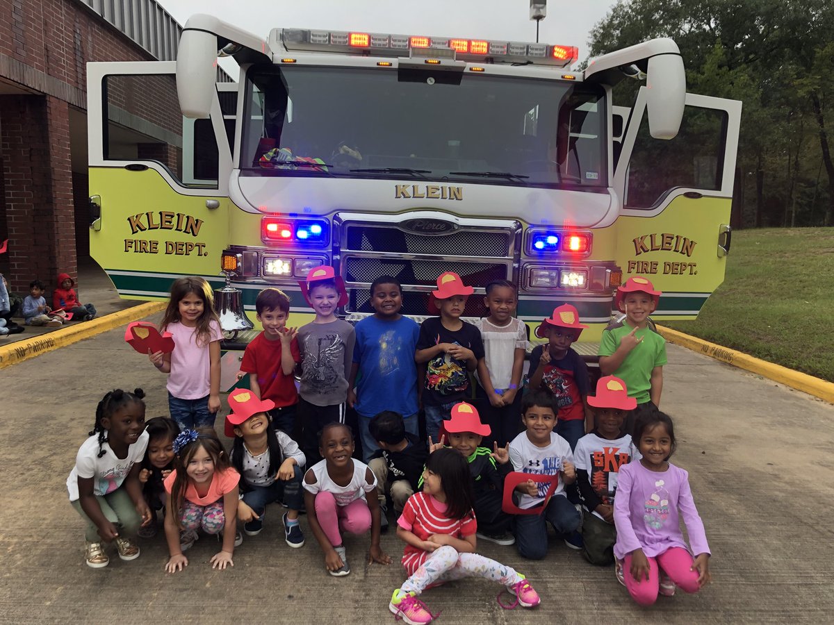medman816's tweet photo. The fire truck came to visit PreK and Kinder this morning! Huge shout out to the awesome fire fighters who showed us around the truck! @MittelstadtKISD @Daviskinder1 #MomentsinKlein #Patriots2theCore #CommunityHelpers https://t.co/OFFaUYQ0jo
