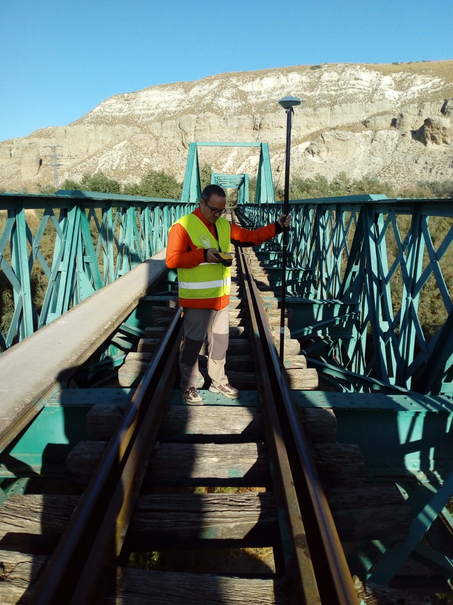GeoToroTopo's tweet photo. Nuestro compañero @Dozboraya vuelve a confiar en la comodidad, confianza y precisión centimétrica Ntrip de un #Trimble #Geo7 para comprobar el correcto dimensionamiento de un puente ferroviario para su mantenimiento y explotación #Mapping&GIS #geoespatial #Geomatica #Eptisa https://t.co/ft1eFUZVrj