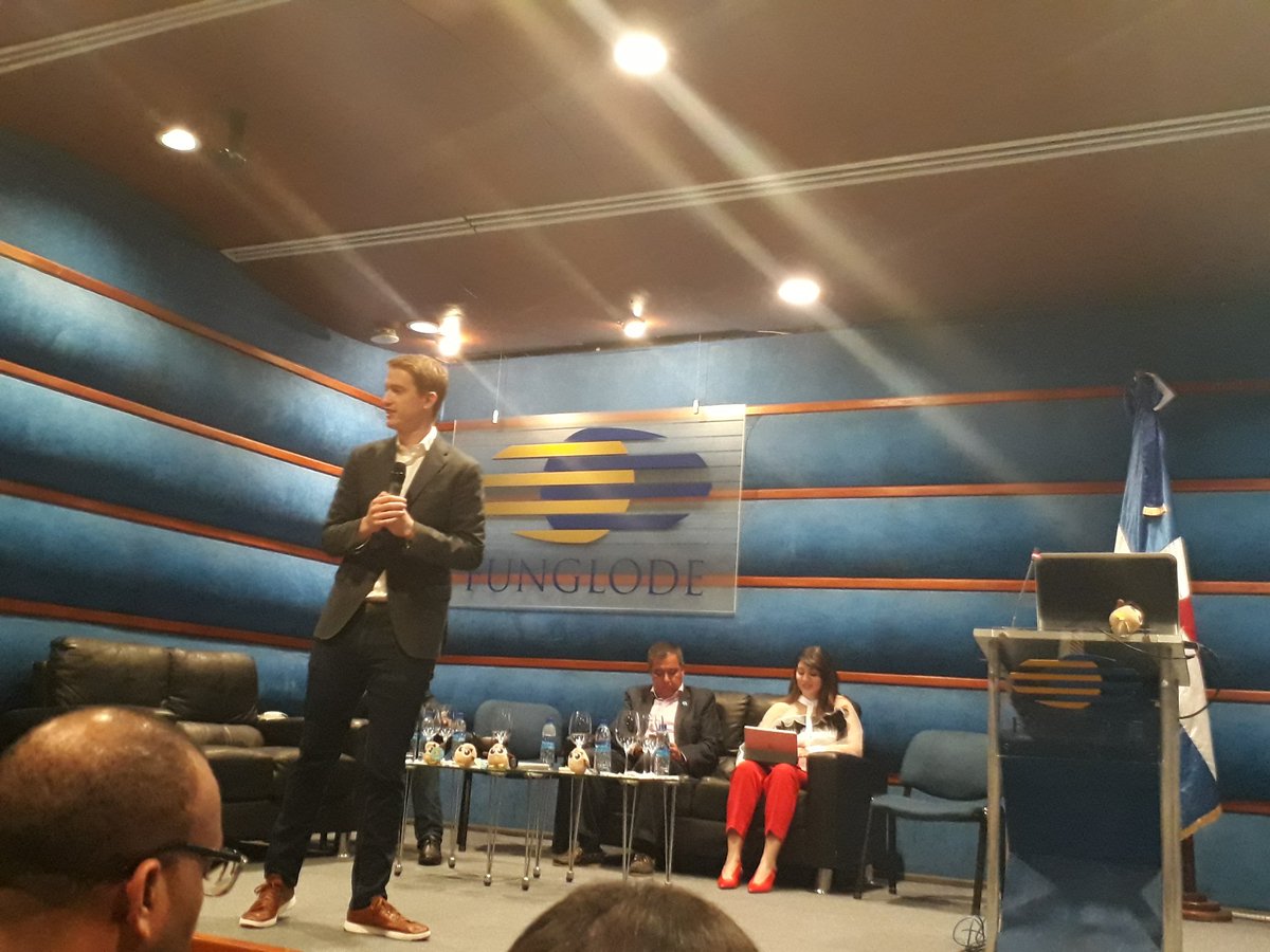 ClaritzaCruz1's tweet photo. En el #PanelRedesFunglode "Stack Tecnológico para gestionar la interacción ciudadana en redes sociales" gracias a @OPDFUNGLODE @hootsuite y #LatamDigital @FUNGLODE @marjofelix https://t.co/BEUOqyKVBm