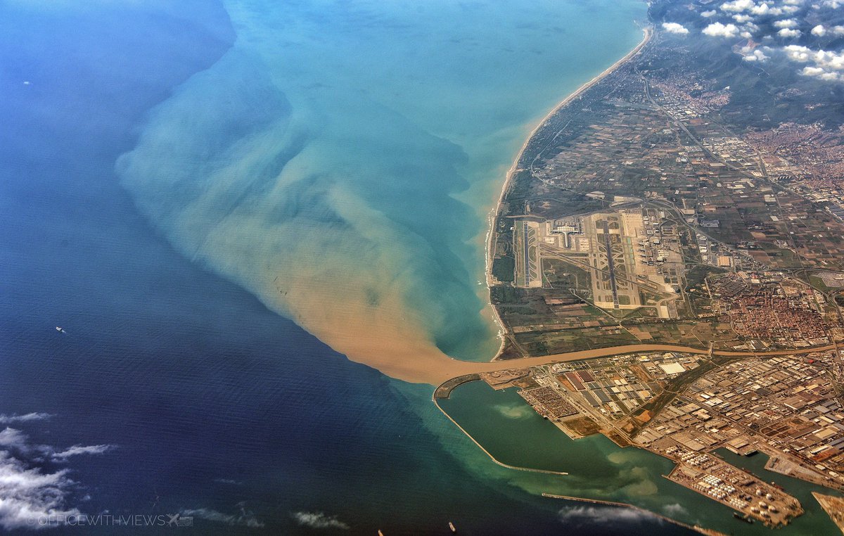 #Aiguabarreig a la desembocadura del #Llobregat que arrossega sediments de les últimes pluges.
📷del nostre pilot #meteofan <a href="/officewithviews/">Jordi Martin Garcia</a> Gràcies Jordi.
#meteo #Mediterráneo #piloto #aviación #avió #aeropuerto