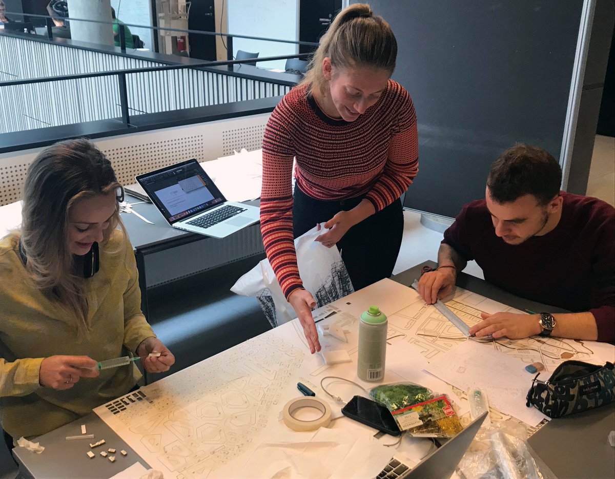 DrMicMartin's tweet image. #MassingModel madness with the MSc #UrbanDesign students at the mo! All are frantically working away in advance of their final presentation this Friday! Staged? These photographs? Noooooooo 😅! Great posing everyone 😎! Almost there folks, good luck! #3D #Models #Masterplanning
