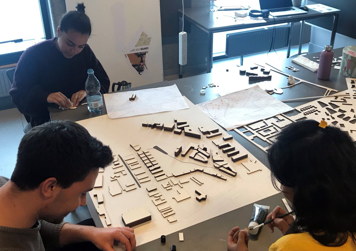 DrMicMartin's tweet image. #MassingModel madness with the MSc #UrbanDesign students at the mo! All are frantically working away in advance of their final presentation this Friday! Staged? These photographs? Noooooooo 😅! Great posing everyone 😎! Almost there folks, good luck! #3D #Models #Masterplanning